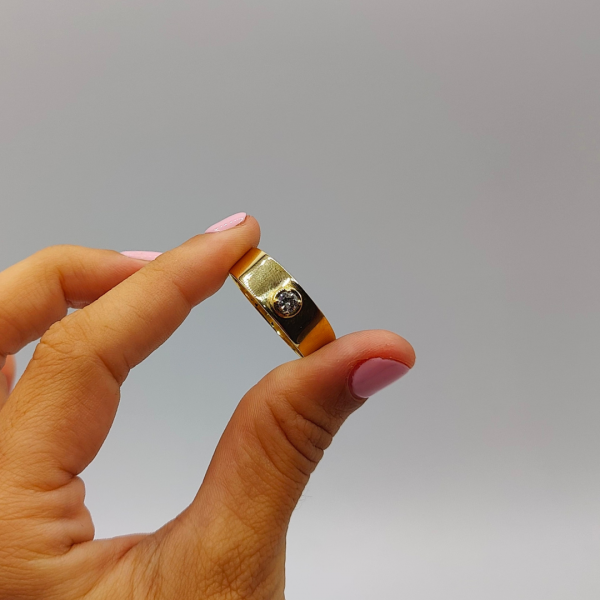 Anillo solitario con diamante y oro de 18 k