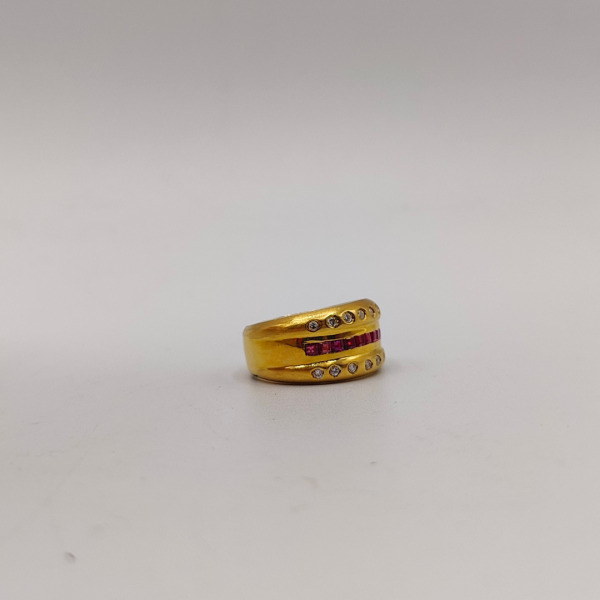 Anillo hilera de rubís con hilera de diamantes arriba y abajo