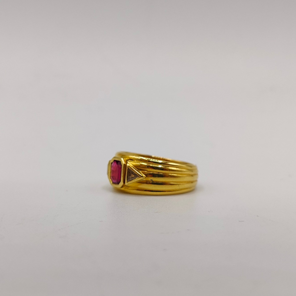 Anillo con rubí en el medio cuadrado y a los lados dos diamantes de oro de 18 k