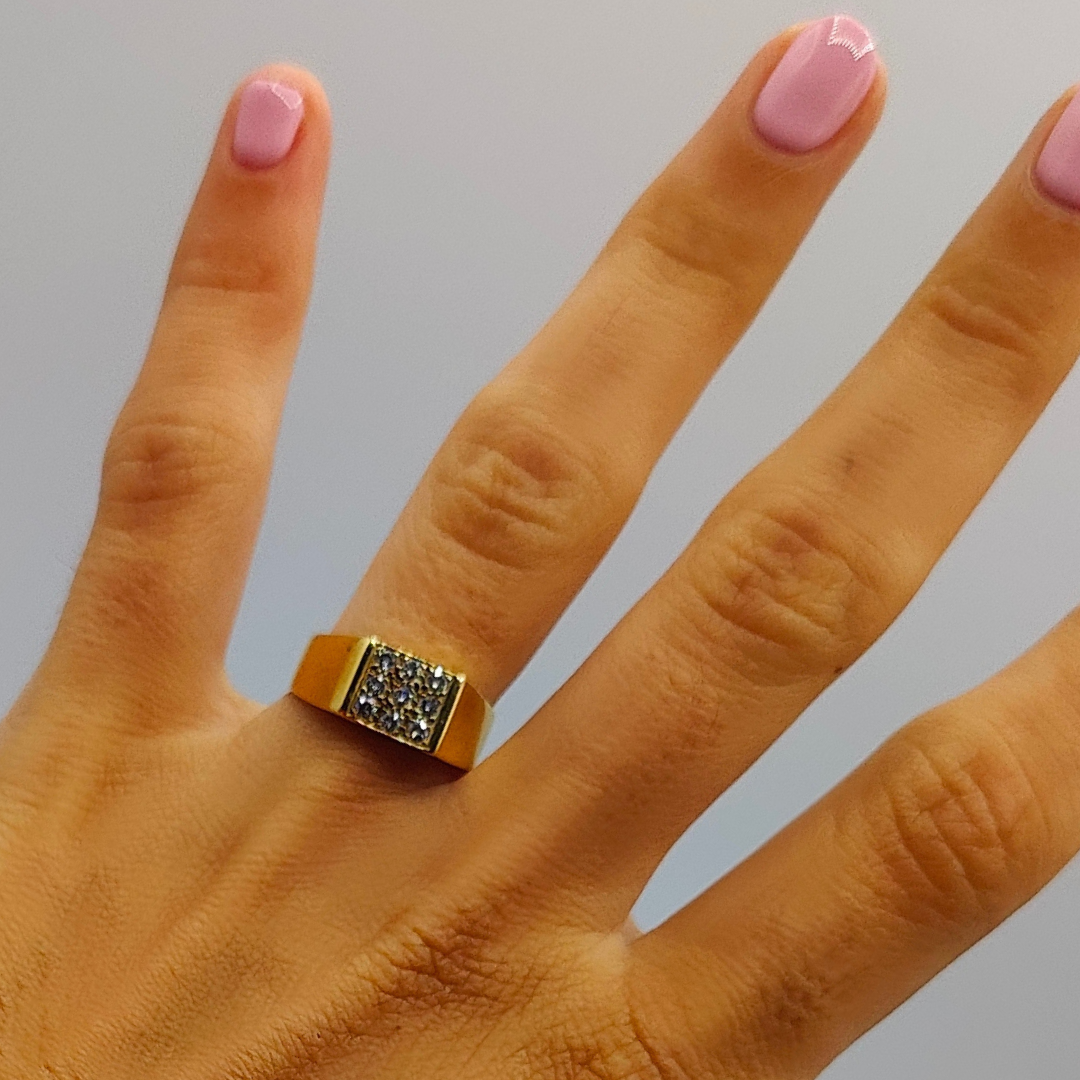Anillo sello para el meñique con diamantes rellenando el cuadrado