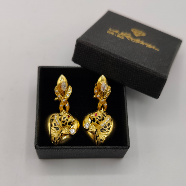 Pendientes colgando corazón con leopardo