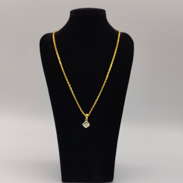 Colgante rombo en oro 18 k blanvo con diamante en el centro la parte de colgar en oro doradoREF: CG34