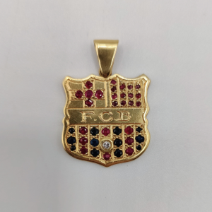 Colgante del barça con diamante en medio y rbís y zafiros combinados para crear los colores del barça oro de 18 k REF:CG15