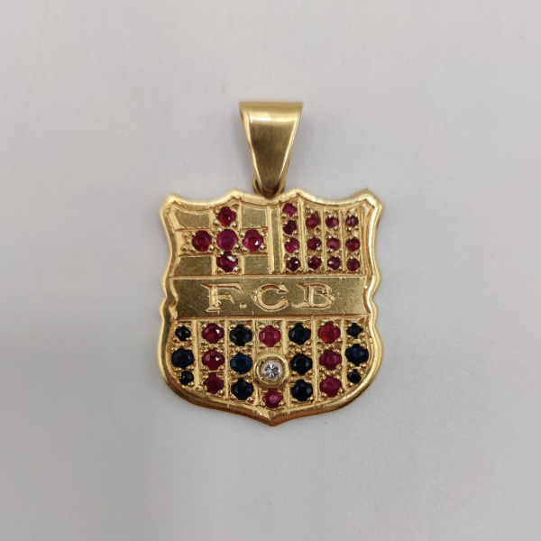 Colgante del barça con diamante en medio y rbís y zafiros combinados para crear los colores del barça oro de 18 k REF:CG15