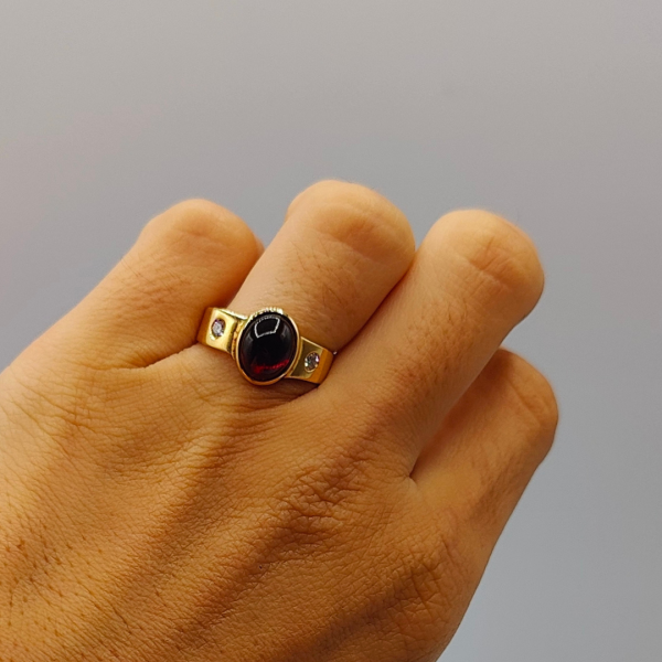 Anillo con rubí y diamantes de oro de 18 k