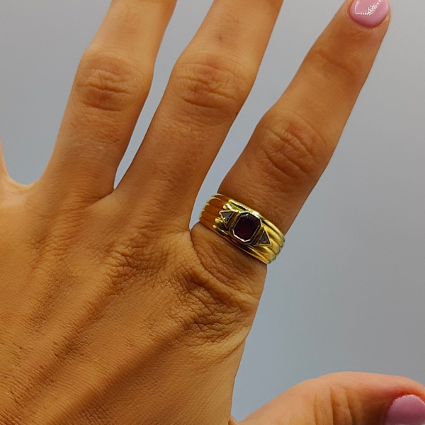 Anillo con rubí en el medio cuadrado y a los lados dos diamantes de oro de 18 k