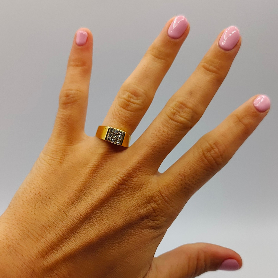 Anillo sello para el meñique con diamantes rellenando el cuadrado