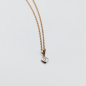 Colgante rombo en oro 18 k blanvo con diamante en el centro la parte de colgar en oro doradoREF: CG34