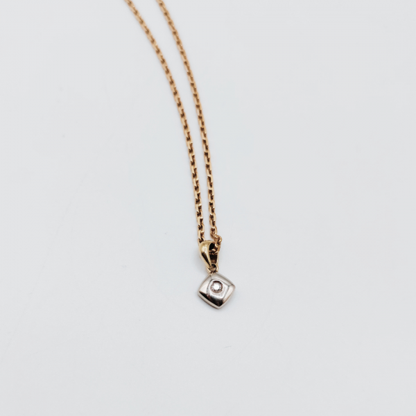 Colgante rombo en oro 18 k blanvo con diamante en el centro la parte de colgar en oro doradoREF: CG34