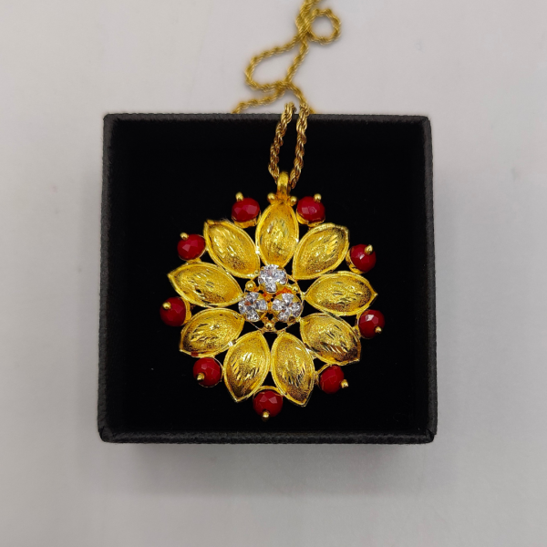 Colgante flor con 3 circonitas en el centro y circonitas intercaladas en los petalos de color granate oro de 22 k REF: CG218 Nueva