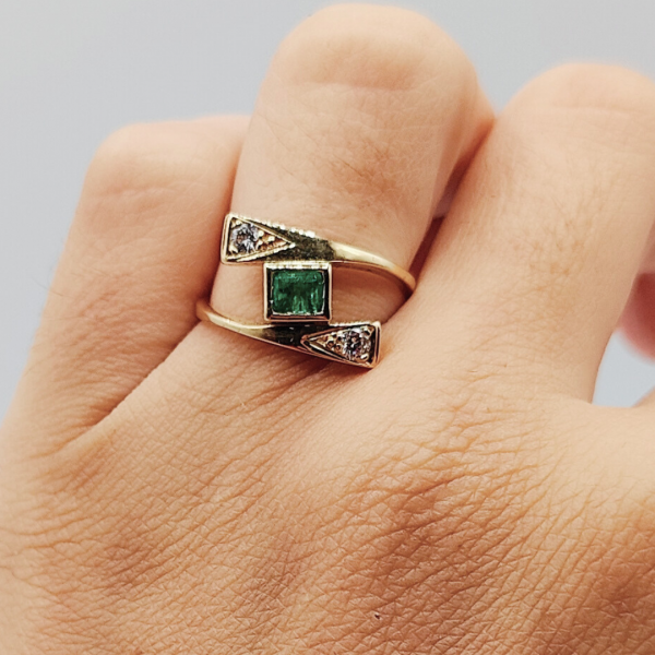 Anillo en Oro de 18k con Diamantes y Esmeralda