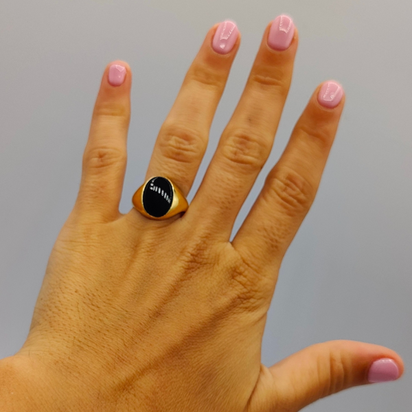 Anillo Sello en Oro de 18k con Ágata Negra
