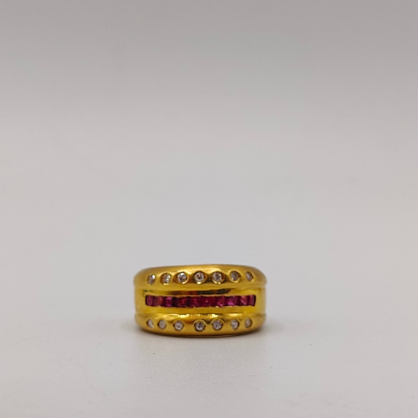 Anillo hilera de rubís con hilera de diamantes arriba y abajo