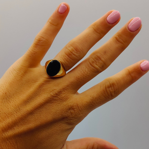 Anillo Sello en Oro de 18k con Ágata Negra