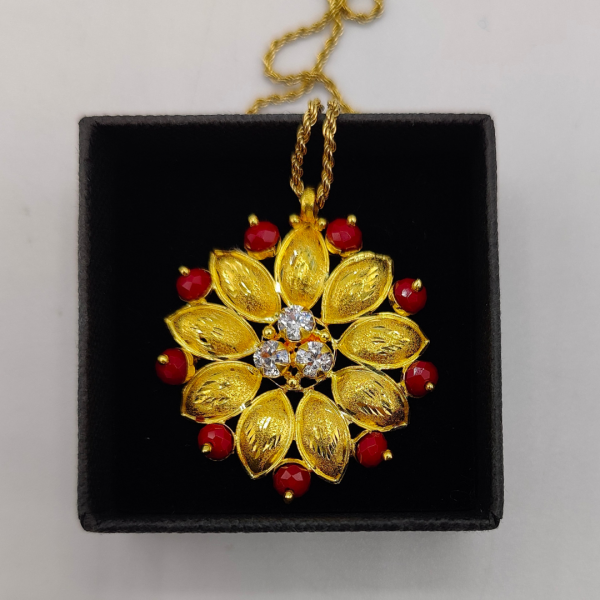 Colgante flor con 3 circonitas en el centro y circonitas intercaladas en los petalos de color granate oro de 22 k REF: CG218 Nueva
