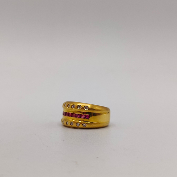 Anillo hilera de rubís con hilera de diamantes arriba y abajo