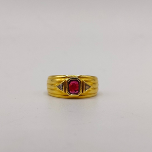 Anillo con rubí en el medio cuadrado y a los lados dos diamantes de oro de 18 k