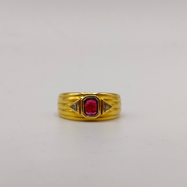 Anillo con rubí en el medio cuadrado y a los lados dos diamantes de oro de 18 k