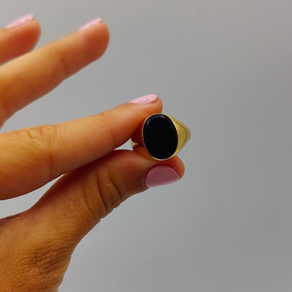 Anillo Sello en Oro de 18k con Ágata Negra