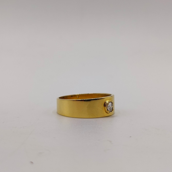 Anillo solitario con diamante y oro de 18 k