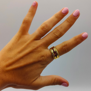 Anillo hilera de rubís con hilera de diamantes arriba y abajo