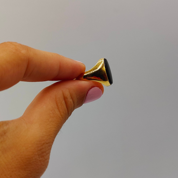 Anillo Sello en Oro de 18k con Ágata Negra