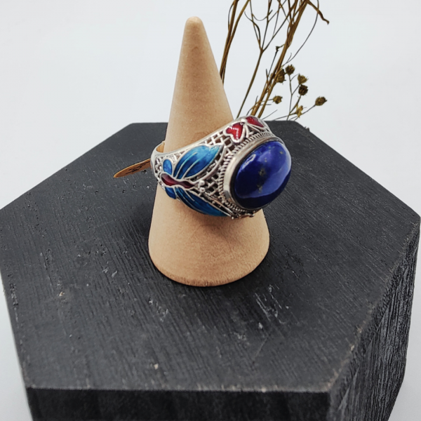 Anillo de plata con dibujos de mariposas esmaltadas y una piedra en el centro de lapislazuli