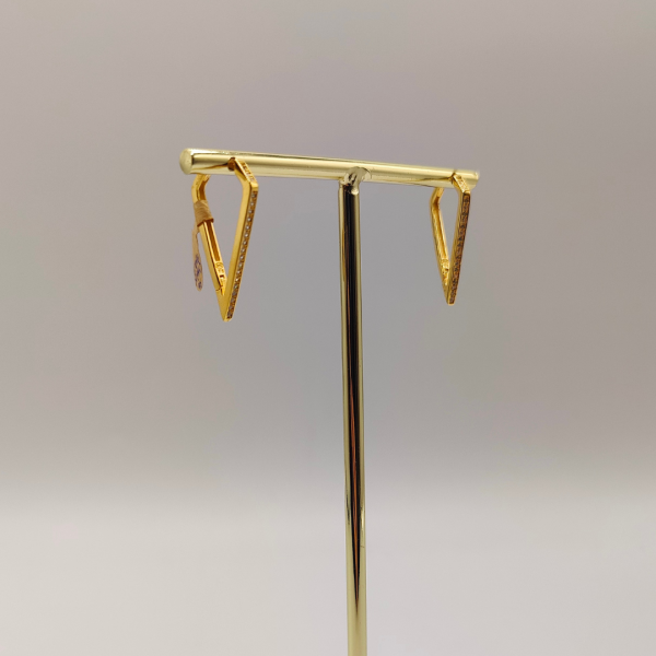 Pendiente chapado en oro en forma V con circonitas