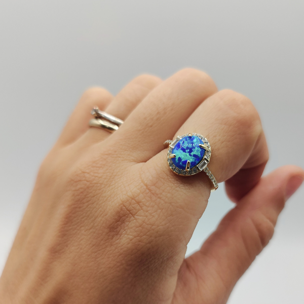 Anillo ópalo ovalado chapado en oro