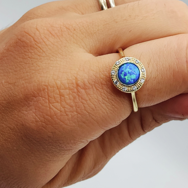 Anillo ópalo redondo chapado en oro