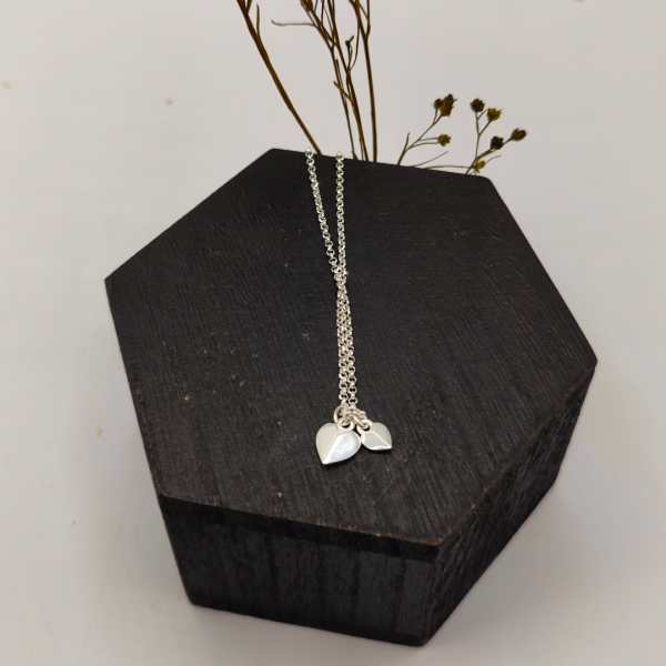 Collar de plata con dos corazoncitos colgando