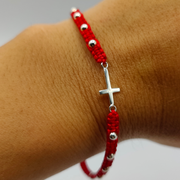 Pulsera de Hilo Rojo con Bolitas y Cruz de Plata