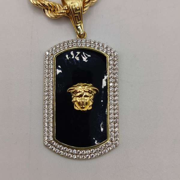 Colgante rectangular versace con esmaltado negro y corconitas placa 4 cm de largo 2,5 de ancho