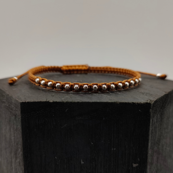 Pulsera de Hilo Marrón con Bolitas de Plata