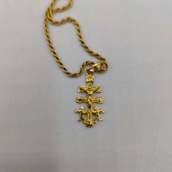 Colgante cruz de caravaca con jesus y dos angeles a los costados, la palabra INRI grabada oro de 18 k