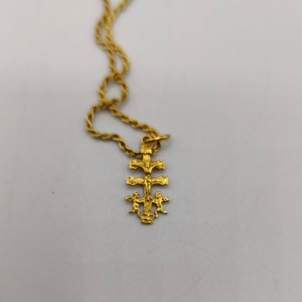 Colgante cruz de caravaca con jesus y dos angeles a los costados, la palabra INRI grabada oro de 18 k