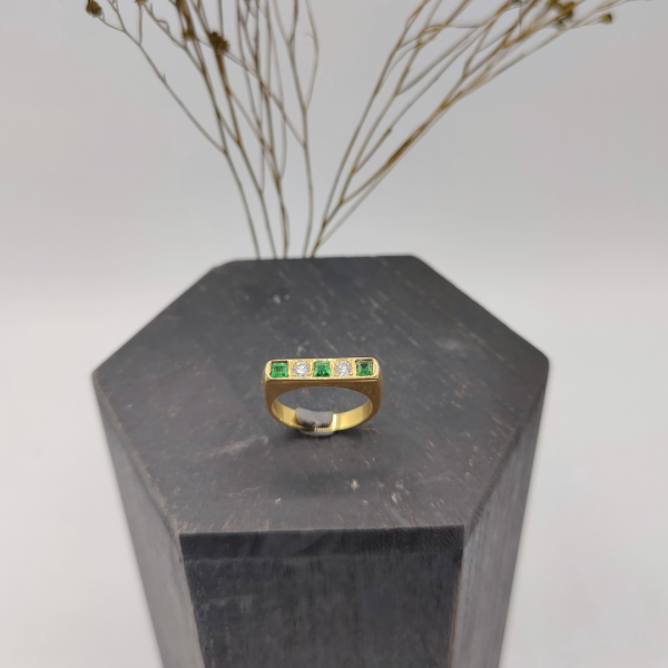 Anillo esmeralda y diamantes en linea oro de 18 k