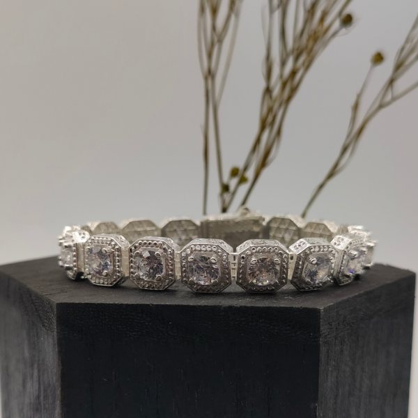 Pulsera de plata con circonitas con eslabon de articulación medinte perno y bisagra con limitación