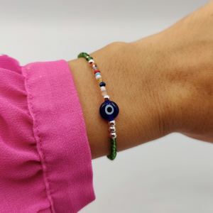 Pulsera de circonitas verde con circonitas de colores y un ojo turco