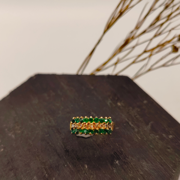 Anillo hilera de esmeraldas y diamanes oro de 18 k