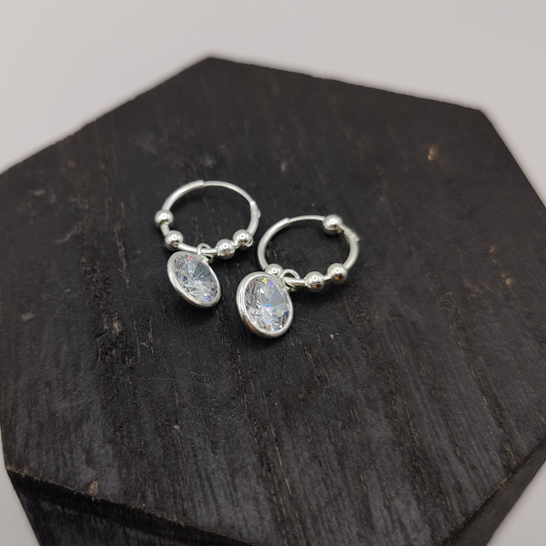 Pendiente de Aro con Circonita en Forma de Diamante