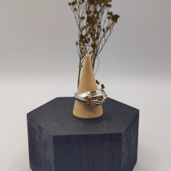 Anillo abombado con circonitas amarillas engastadas