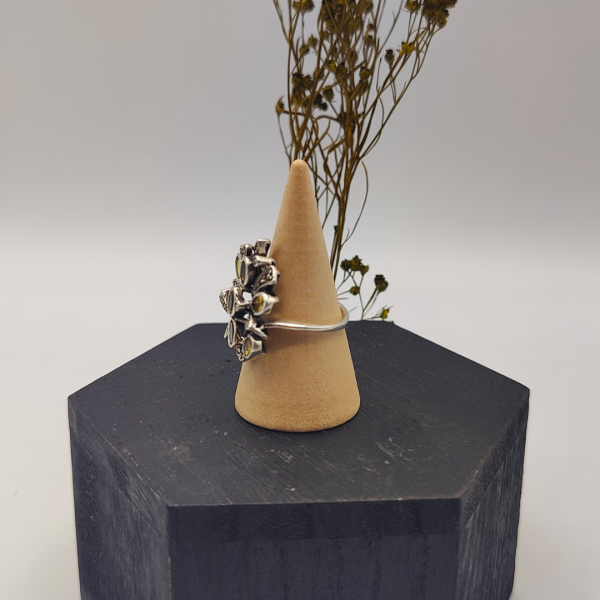 Anillo floral con formas de corazones