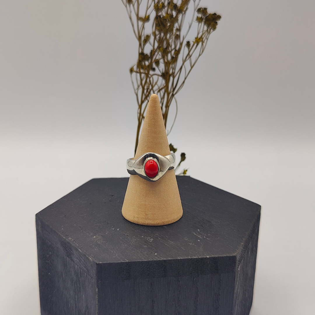 Anillo de plata con piedra de coral rojo engastado