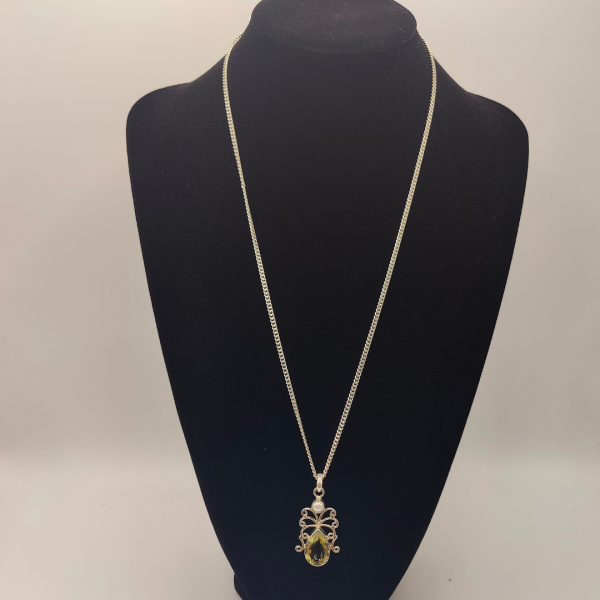 Colgante de plata con formas mariposa una perla arriba y una piedra en forma de gota circonita amarilla clara