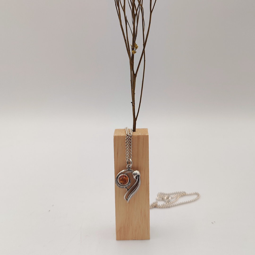 Colgante de plata con piedra redonda de ambar