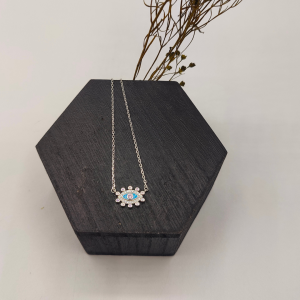 Collar ojo de horus con circonitas rosas y lilas y el centro del ojo azul