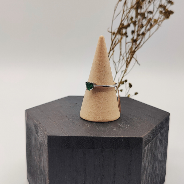 Anillo de plata extensible con circonita verde