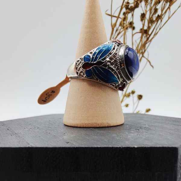 Anillo de plata con dibujos de mariposas esmaltadas y una piedra en el centro de lapislazuli