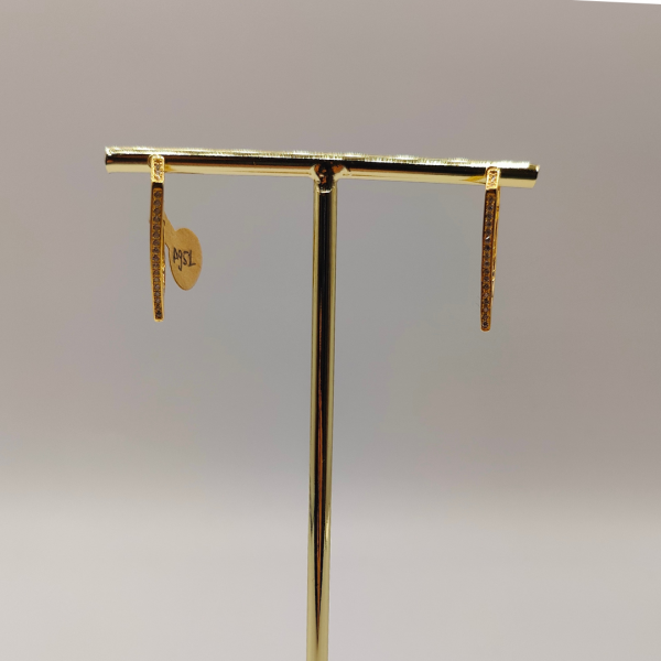 Pendiente chapado en oro en forma V con circonitas
